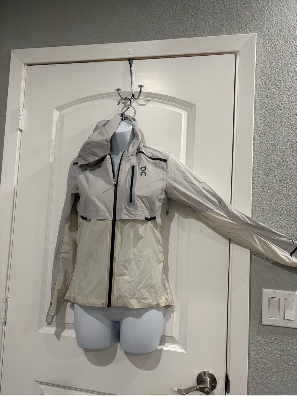 On Running Women's Lightweight Hooded Utility Jacket - Light Beige